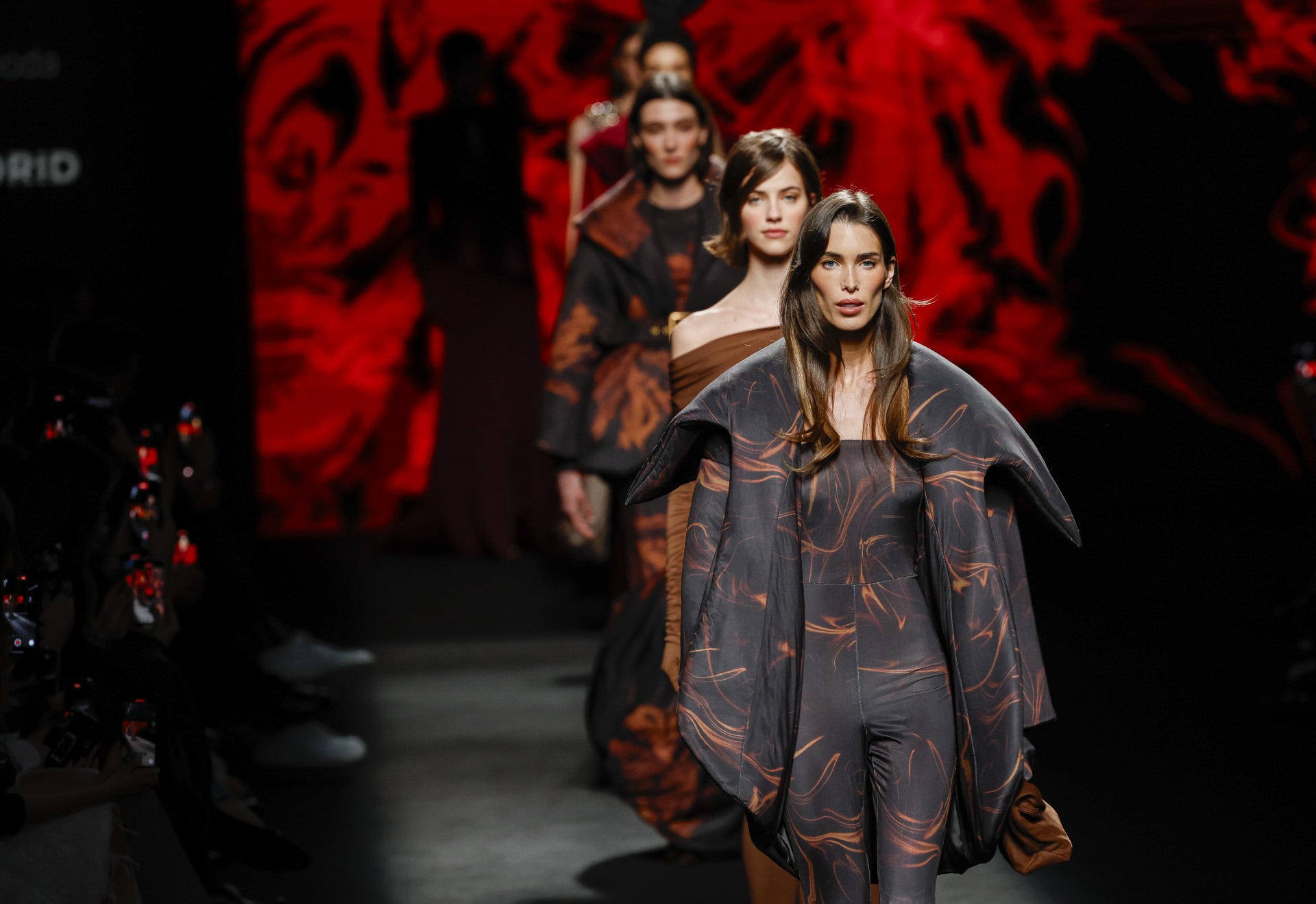 MBFWMadrid: Claro Couture (Otoño/Invierno 2024-2025). Se trata de una colección que va más allá de una simple celebración de la moda para convertirse en la narrativa visual de lo que significa ver a una mujer vestida con intensidad e intención.