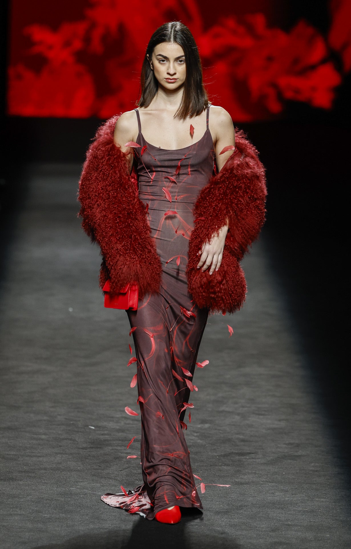 MBFWMadrid: Claro Couture (Otoño/Invierno 2024-2025). El rojo ha sido uno de los colores principales en esta colección que verá la luz en unos meses.