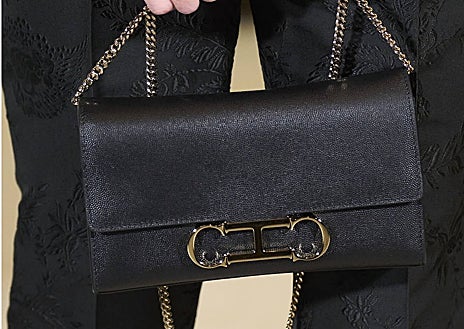 Imagen secundaria 1 - La Reina eligió complementos en negro y dorado de Carolina Herrera para combinar con su traje negro de Dries Van Noten. Un estilismo perfecto. 