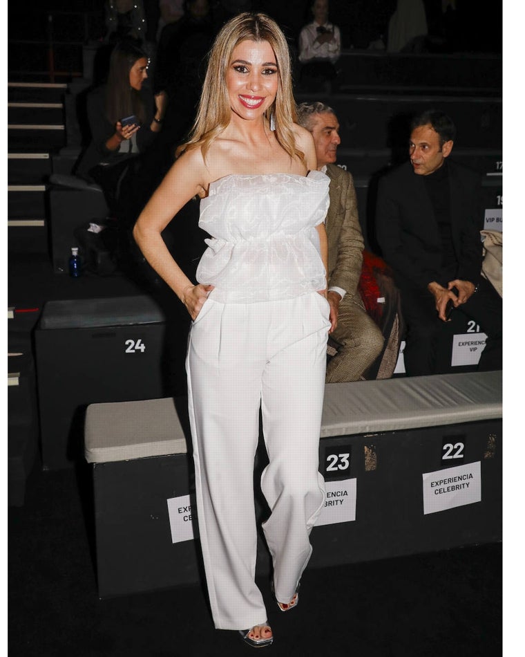 La cantante Natalia con un conjunto en color blanco en el desfile de Claro Couture.