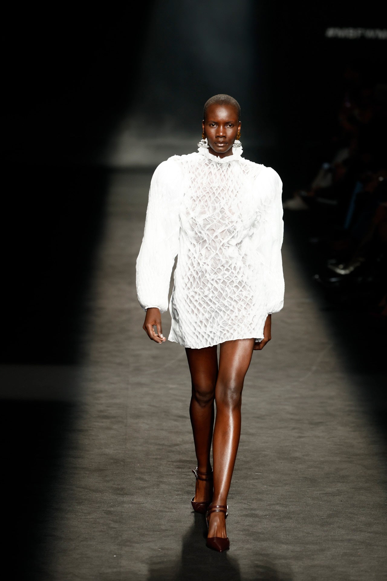 Simorra ha presentado su línea otoño/invierno 2024 con el tejido como protagonista. Inspirada en los fósiles, este mini vestido blanco presenta mangas largas abullonadas y tiene un textil tridimensional.