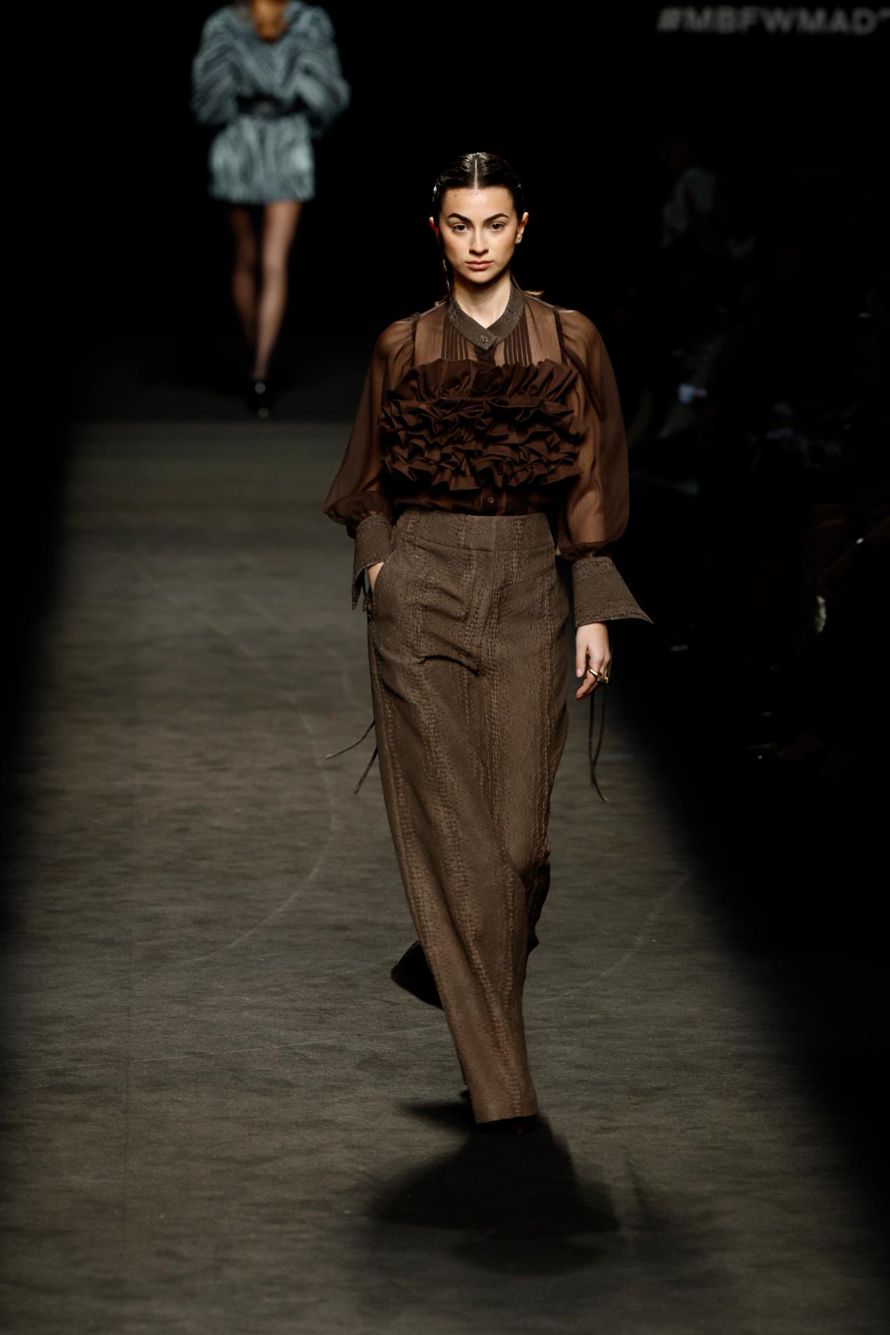 De nuevo, una mezcla de estilos. Marta Lozano ha desfilado con un pantalón de traje y un top con tejido de tul y 3D en la zona del escote. 