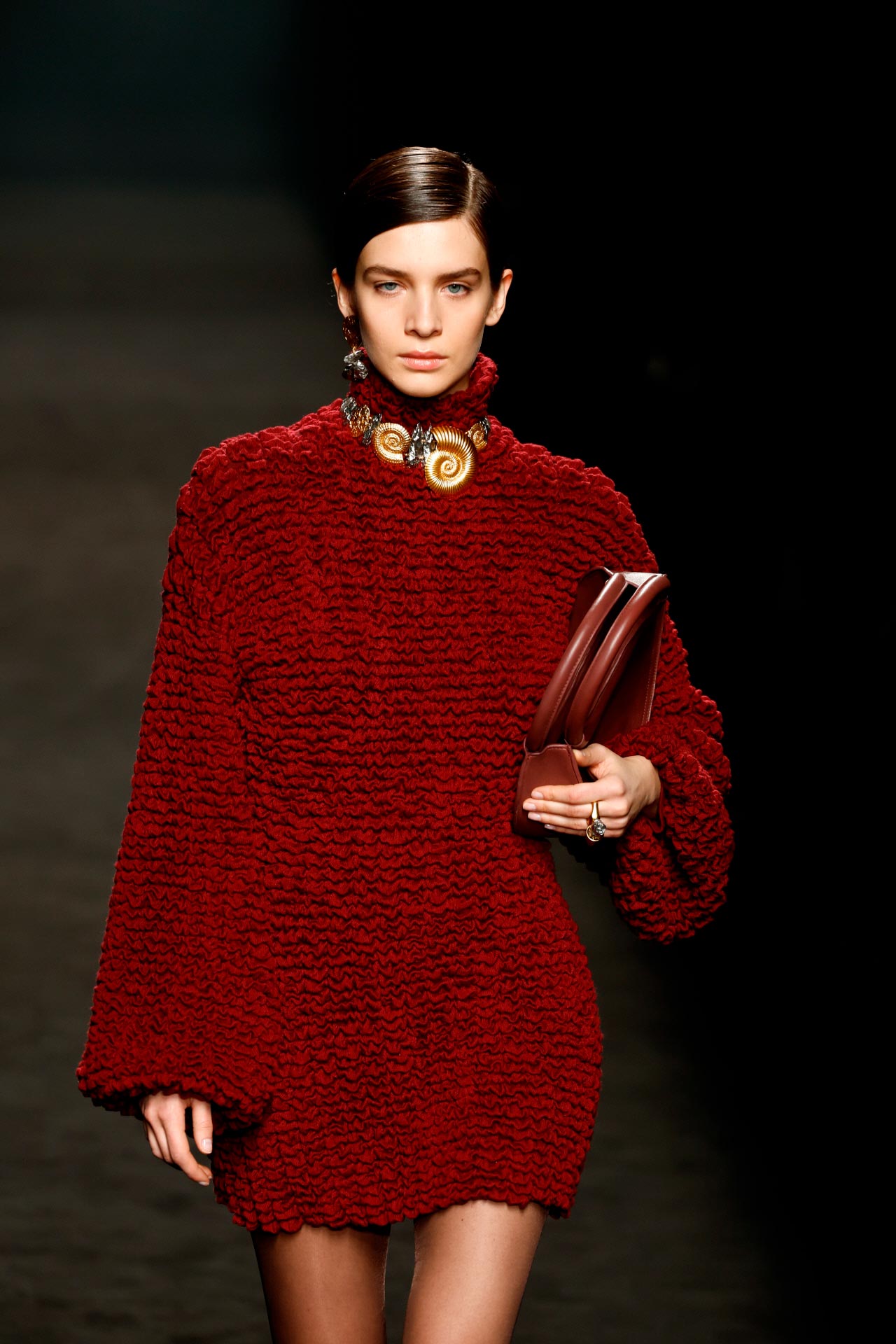 La gama cromática, repleta de tonos tierra. Las caracolas, presentes en los complementos. 