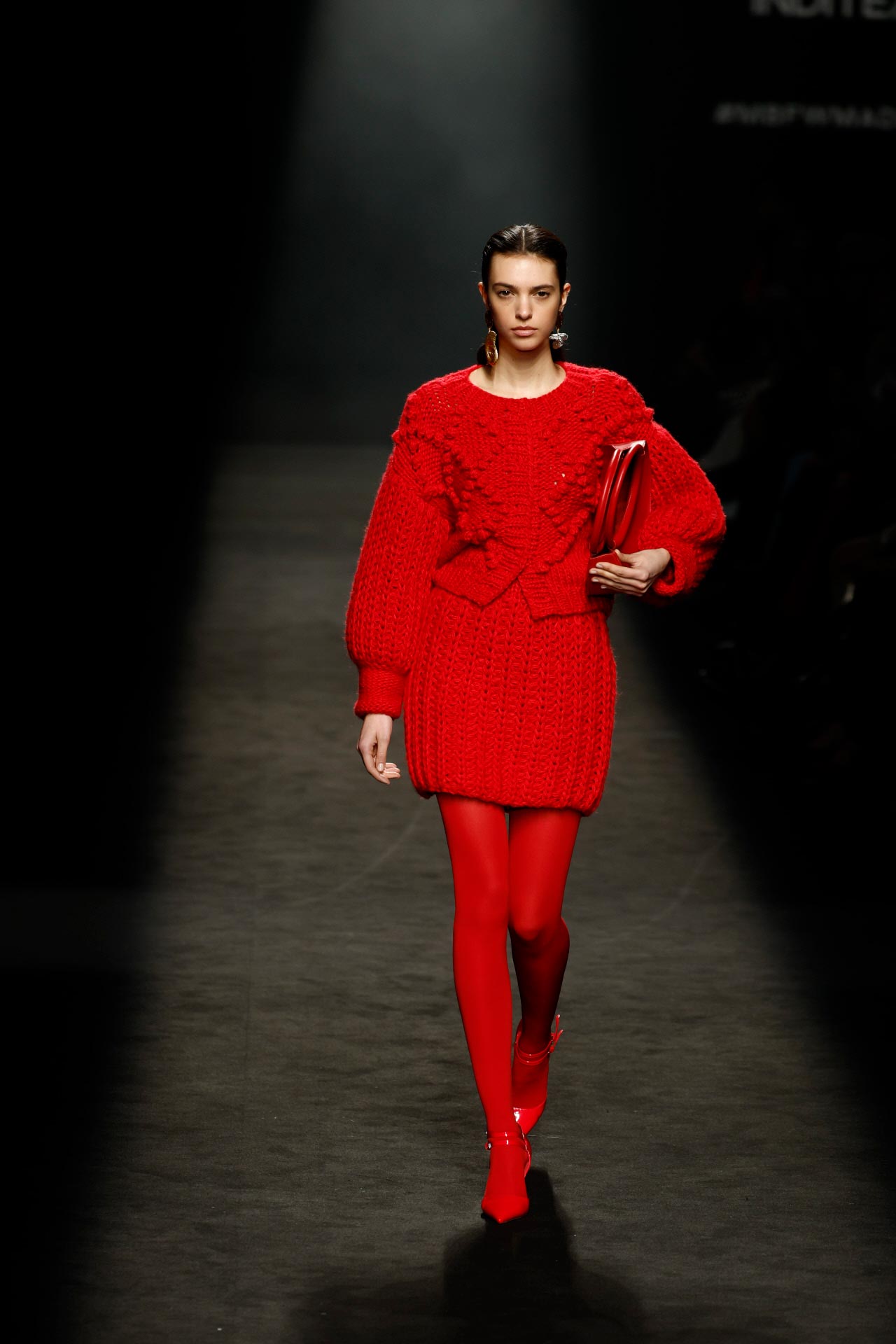 De nuevo, el color del año. Esta vez, presente también en las medias, el bolso y los zapatos. 