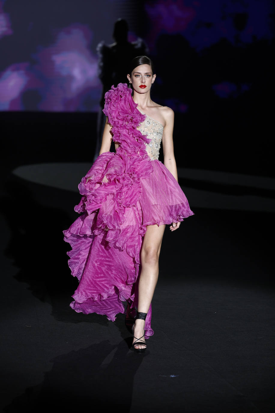 Las organzas, sedas, muselinas y satenes han protagonizado la colección de Hannibal Laguna para el próximo otoño. 