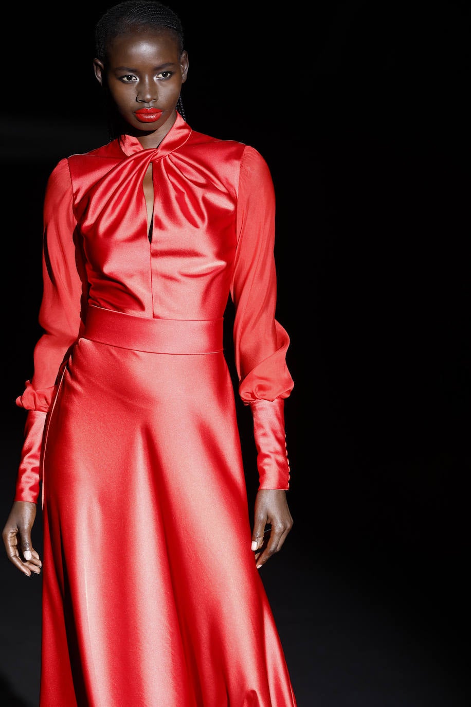 En la paleta cromada de la colección, además de plateados, y negros azulados, han estado presentes colores de minerales como el rubí de este bonito vestido de satén. 