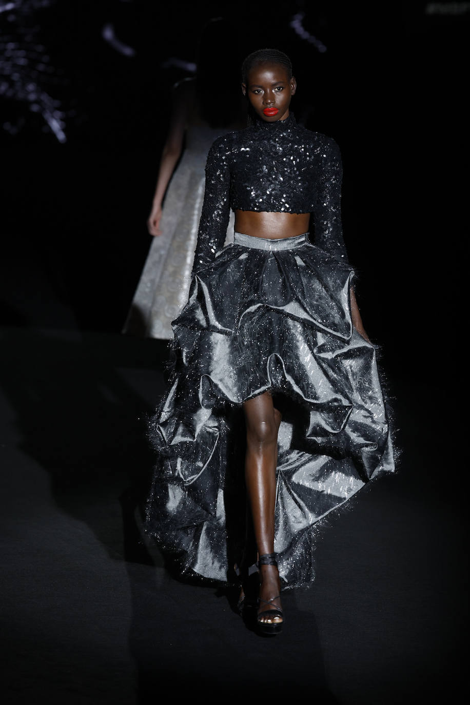 Otra de las propuestas de Hannibal Laguna para una mujer glamurosa. 