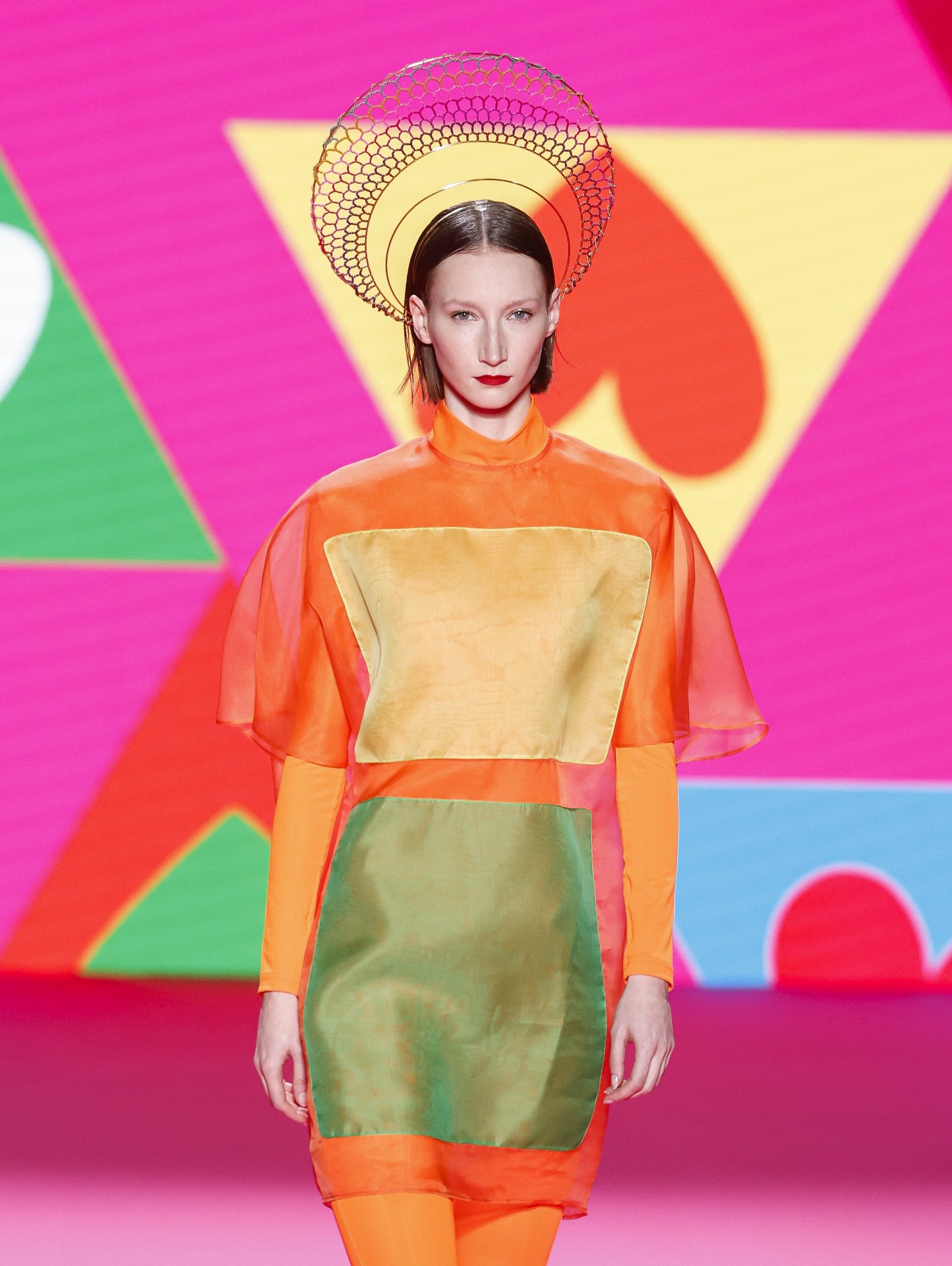 MBFWMadrid: Ágatha Ruiz de la Prada (Otoño/Invierno 2024-2025). También han colaborado con Morena Corazón, una marca de bisutería lanzada por la mexicana Sofia Berlanga, quien toma inspiración de la aparición fantasmagórica de Hedy Lemarr en 'Una Chica Ziegfeld' (1941) y corona a sus modelos con delicadas diademas decoradas con besos y corazones, pequeñas joyas que también colgarán de varios abrigos y faldas especialmente confeccionadas para la ocasión.