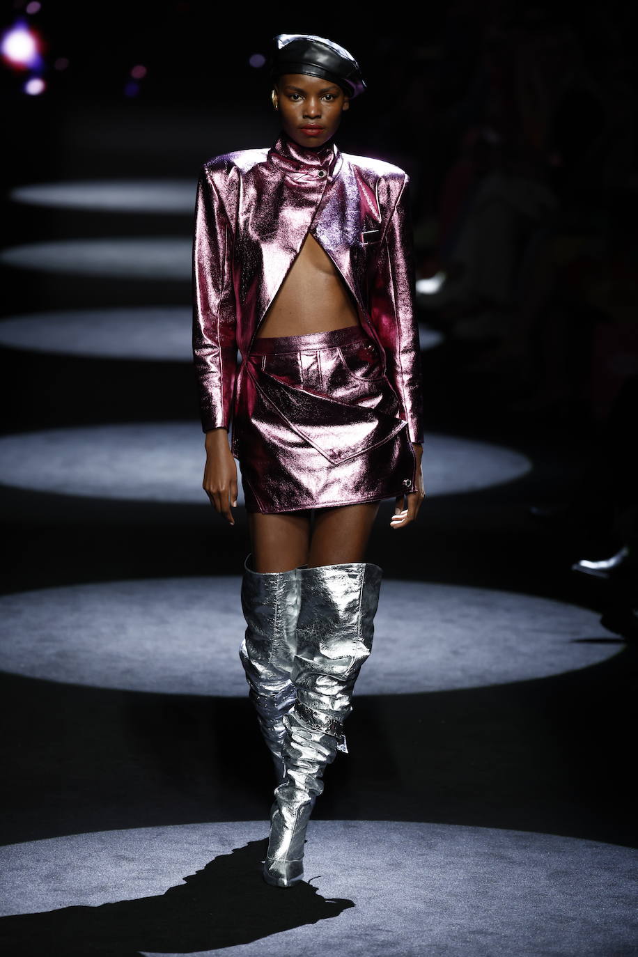 Tonalidades metalizadas que rompen y juegan con la estética militar mostrando ese aire valiente que inspiró la colección. 