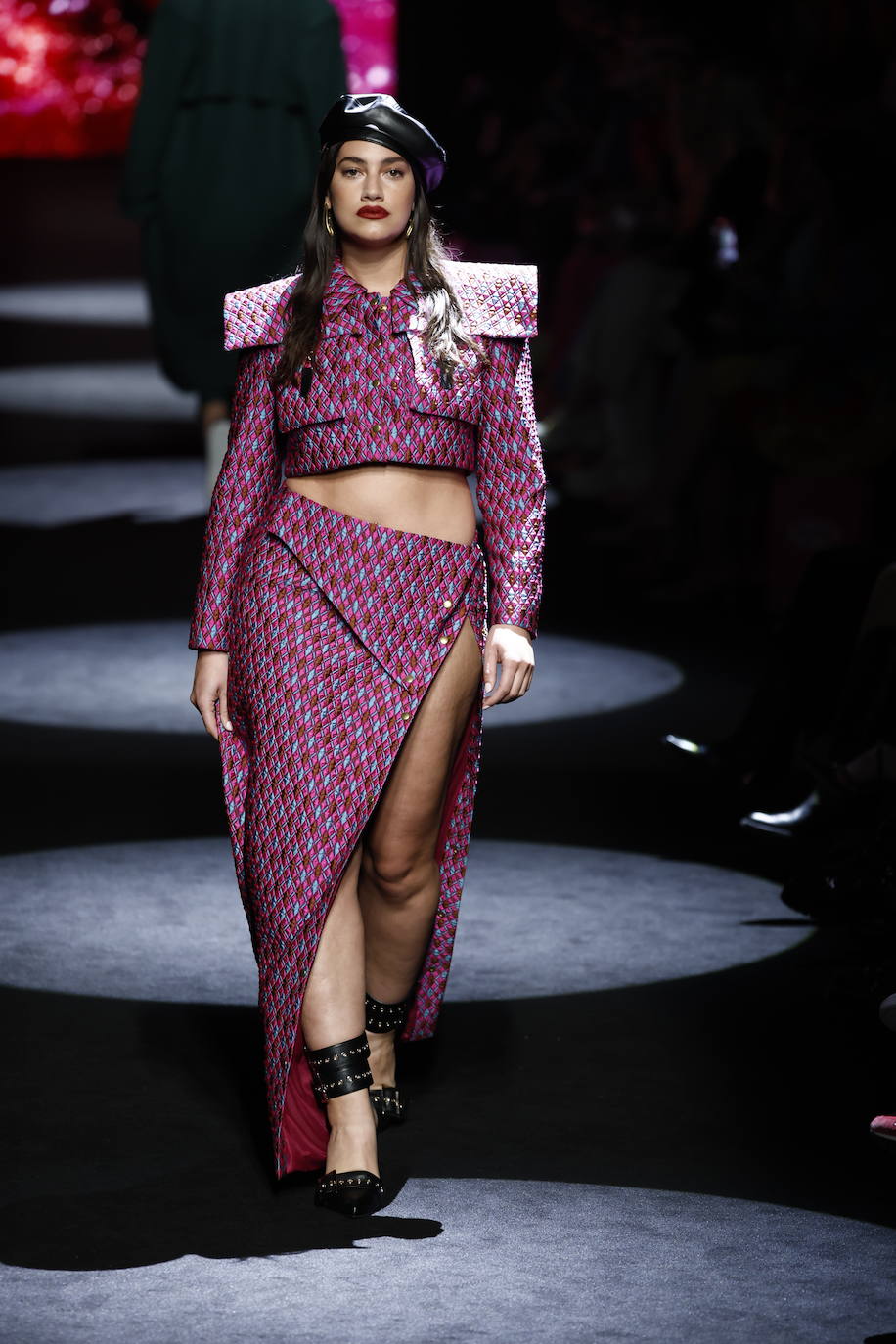 Conjunto con tejido estampado con falda larga con abertura y chaqueta corta. 