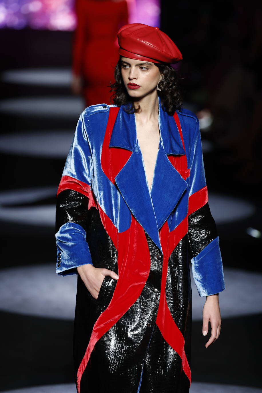 El rojo y el azul se han convertido en dos de los colores estrella de este desfile en distintos tipos de prendas. 