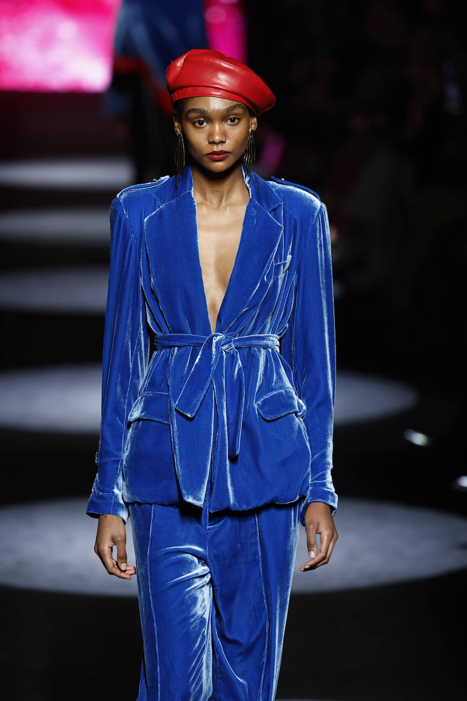 También tienen cabida tejidos como el terciopelo en este tipo de trajes de chaqueta. 