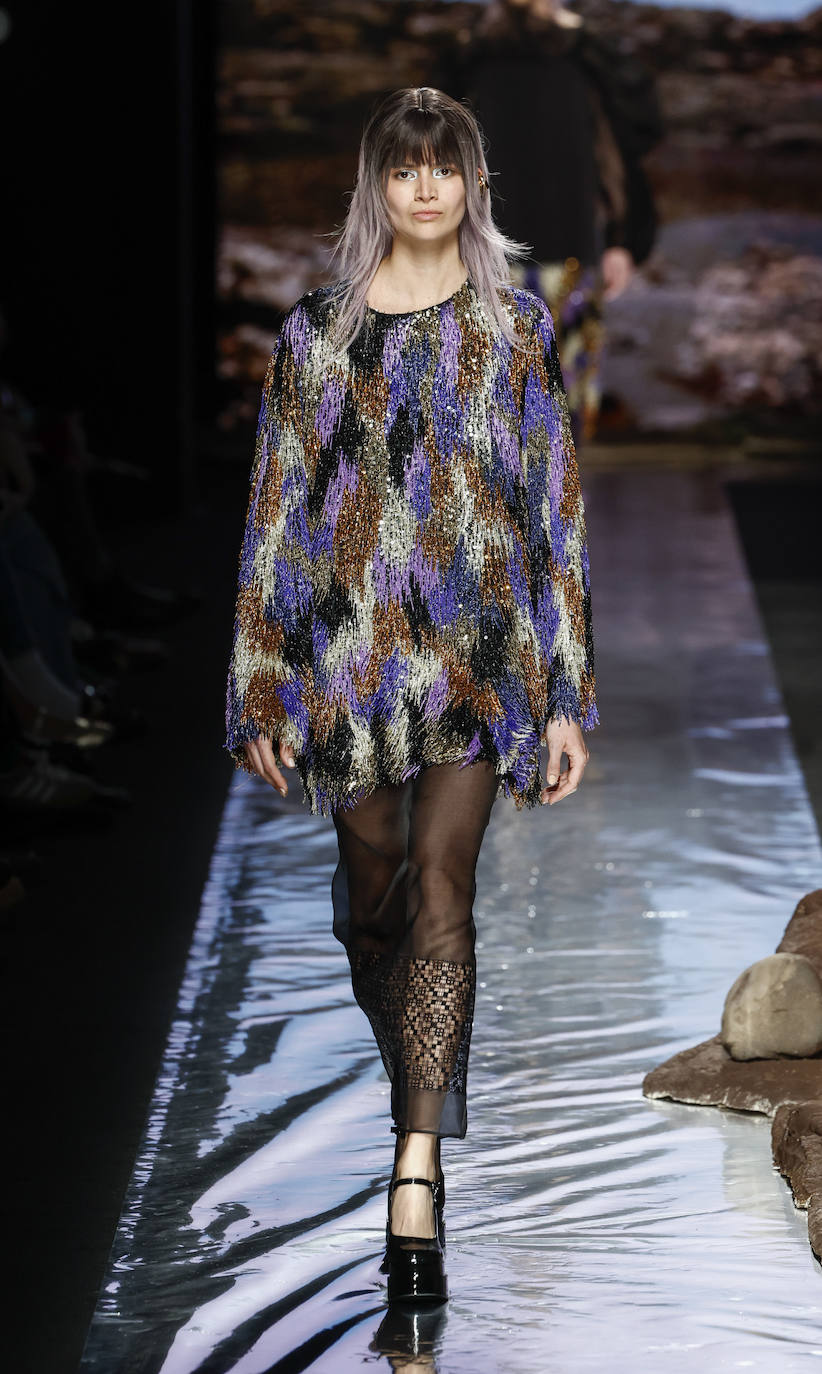 Minivestido multicolor que se combina con pantalón de seda transparente. 