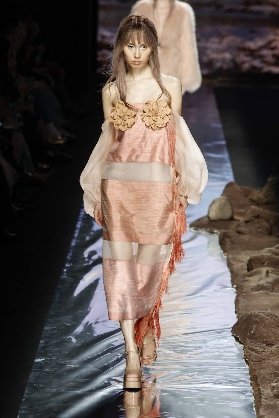 Sobre la pasarela, las modelos han lucido propuestas muy especiales para mujeres que adoran sentirse únicas y especiales. 