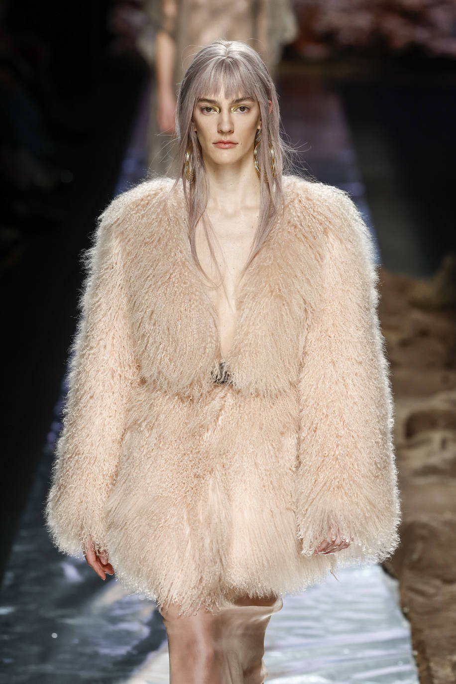 Entre los tejidos no han faltado flecos, como este abrigo en color nude. 