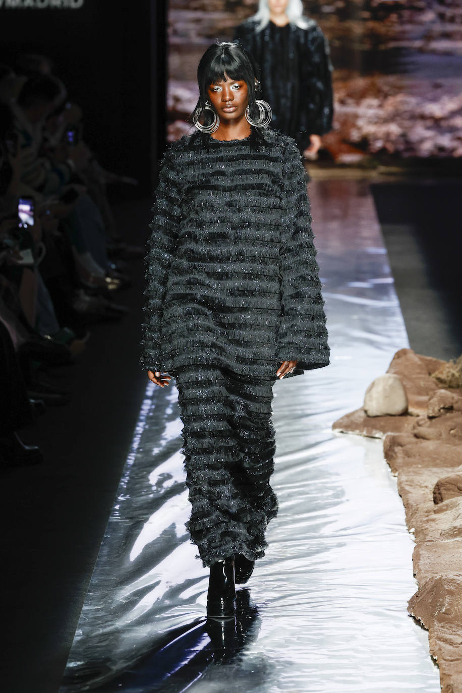 Original vestido de corte oversize en color negro que recuerda al magma de las Islas.