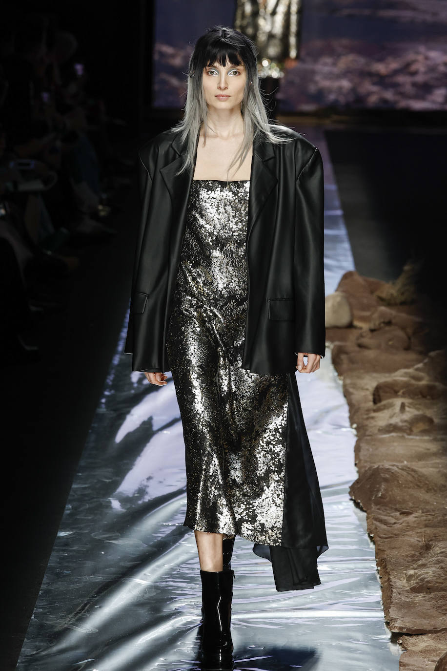 Vestido metalizado que se combina con chaqueta de corte oversize. 