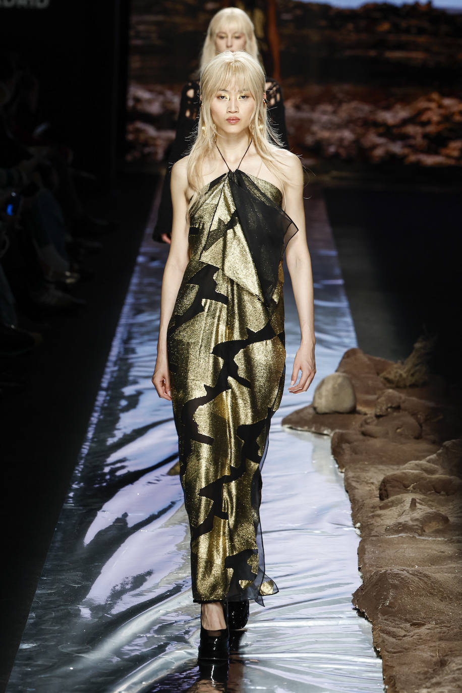 El oro ha sido otro de los colores presentes en la colección que ha presentado Duyo sobre la pasarela madrileña. 