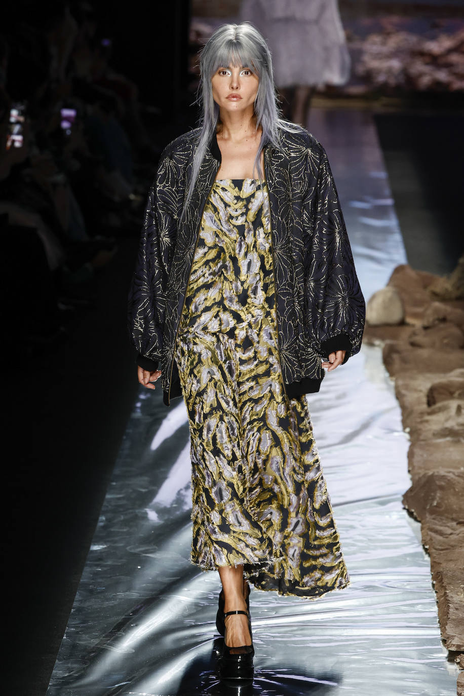 Vestido fluido que se combina con chaqueta bómber oversize. 