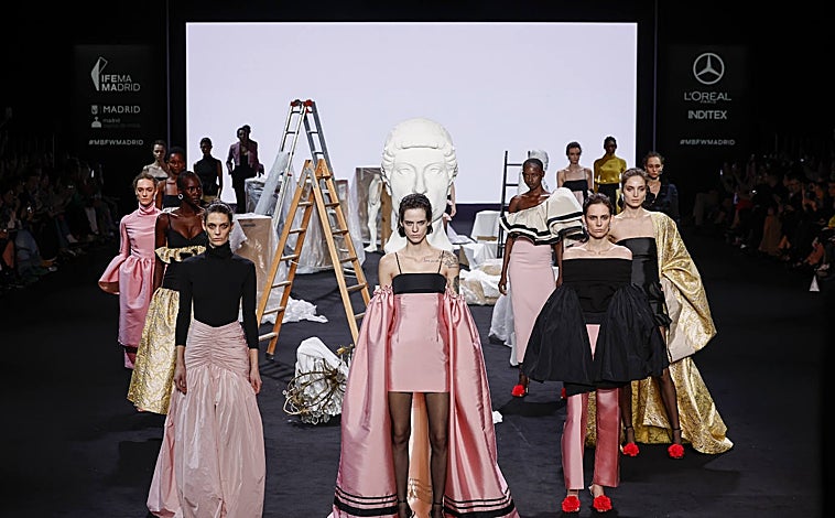 Imagen principal - Durante el desfile de Encinar