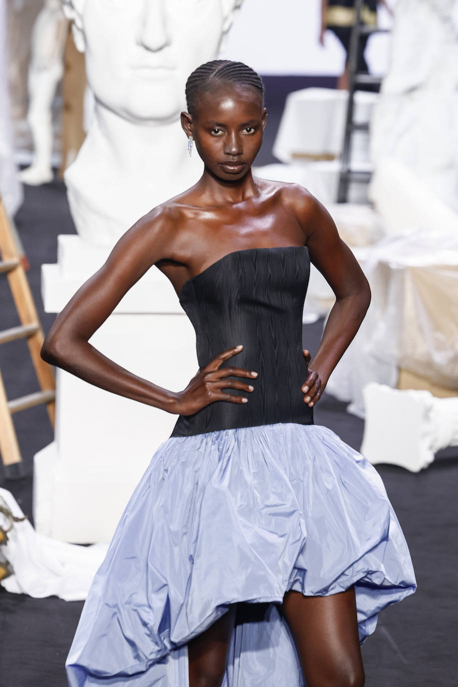 Vestidos con cuerpos ceñidos y falda asimétrica con volumen. 