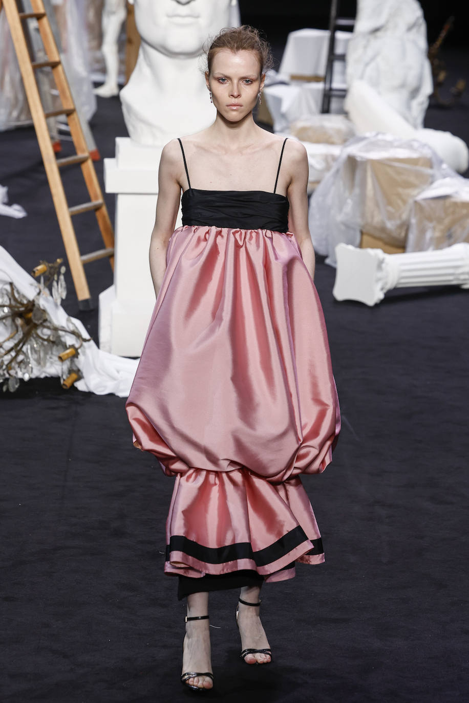 Vestido efecto globo con volante en el bajo y finos tirantes. 