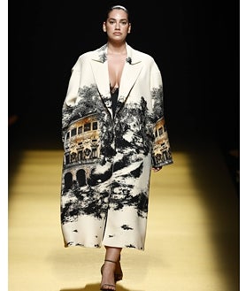 Imagen secundaria 2 - Durante el desfile de Isabel Sanchís otoño/invierno 2024-25