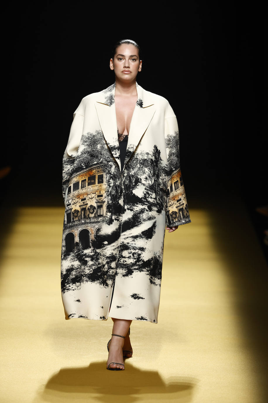 La naturaleza, la escultura y la artesanía se fusionan en una colección que redefine los estándares de la moda.