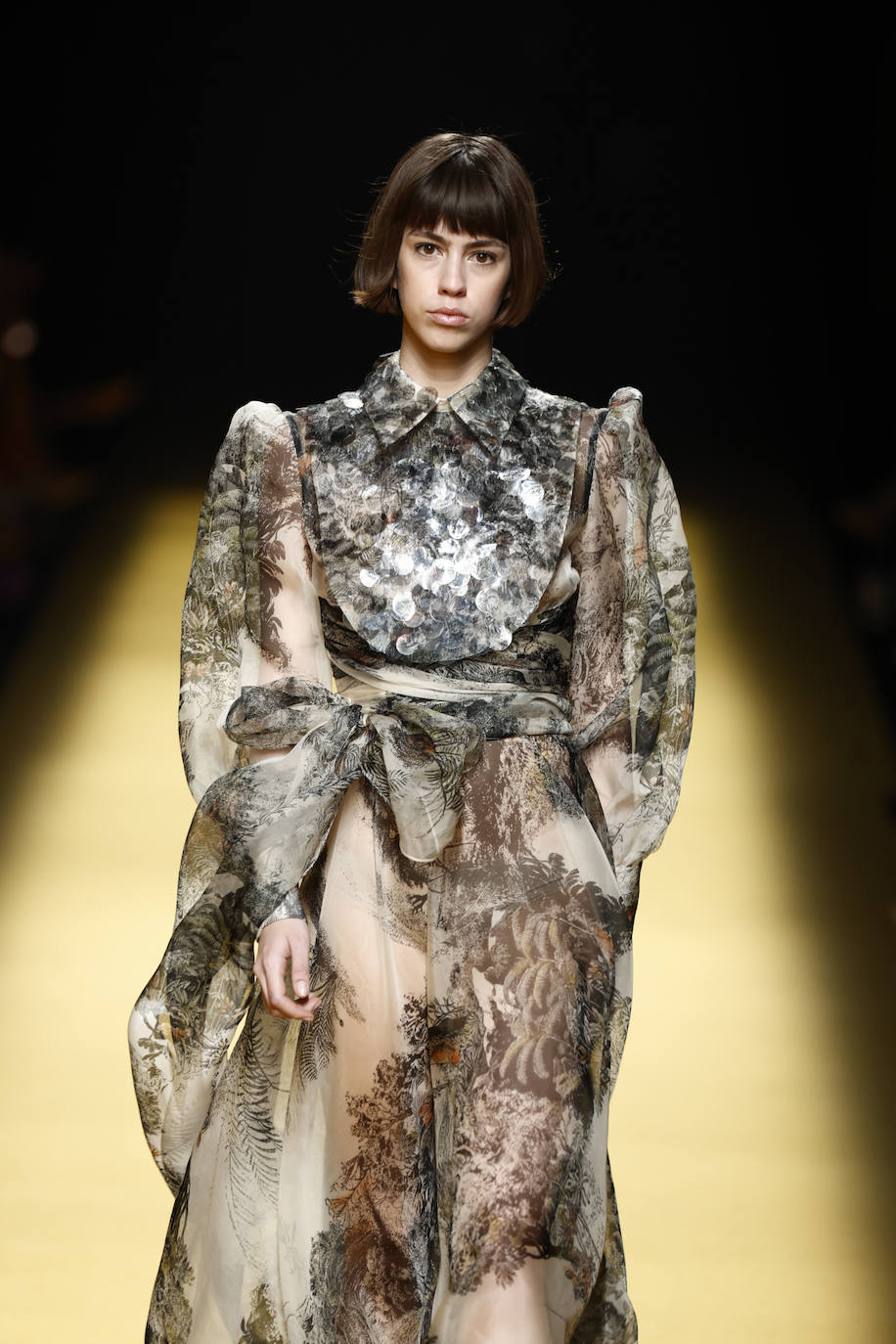 Las esculturas son otro recurrente en las colecciones de Isabel Sanchis y en esta ocasión aparece en forma de espampado. 