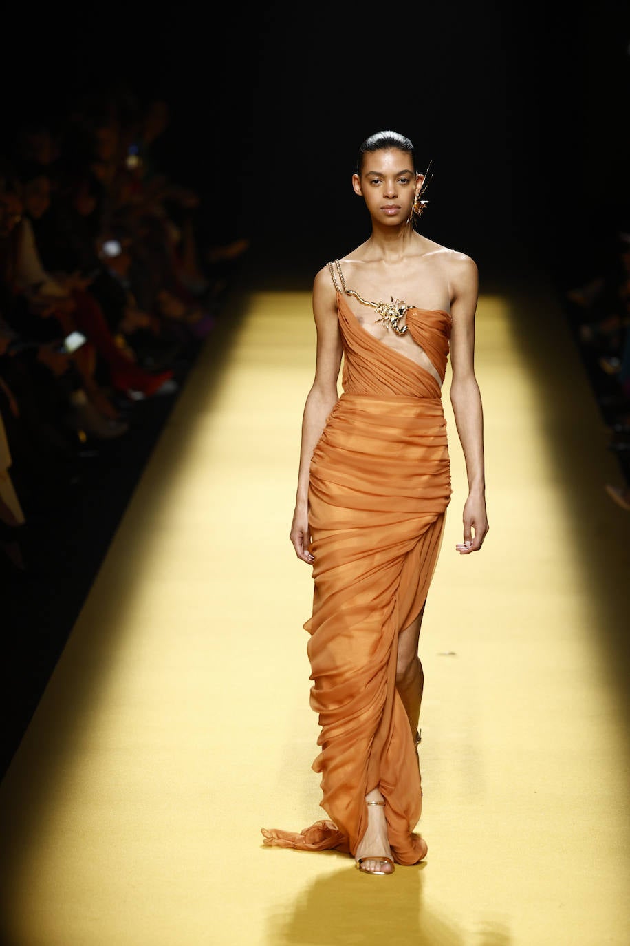 Vestido drapeado con escote asimétrico y abertura en la parte delantera con tirante joya. 