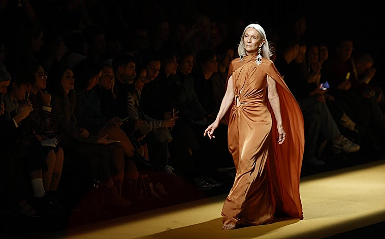 Imagen principal - Durante el desfile de Isabel Sanchís otoño/invierno 2024-25