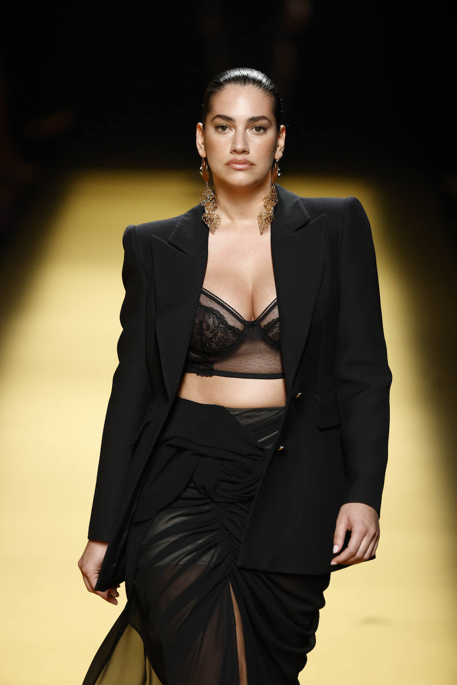 Isabel Sanchis apuesta por una mujer fuerte y actual con una propuesta en la que también tienen cabida prendas básicas como esta blazer. 