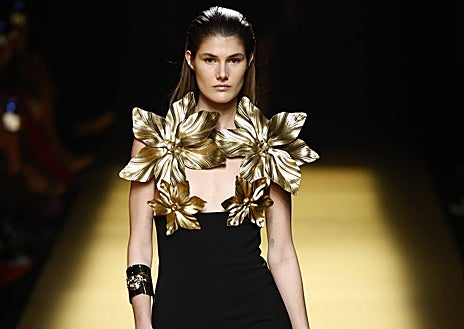 Imagen secundaria 1 - Durante el desfile de Isabel Sanchís otoño/invierno 2024-25