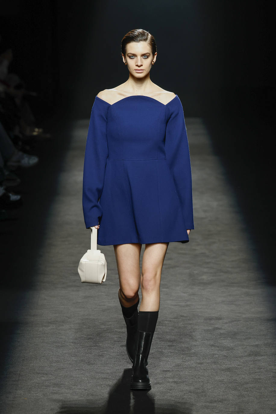 El minimalismo en prendas oversize es otra de las propuestas de la colección de Roberto Torretta. 