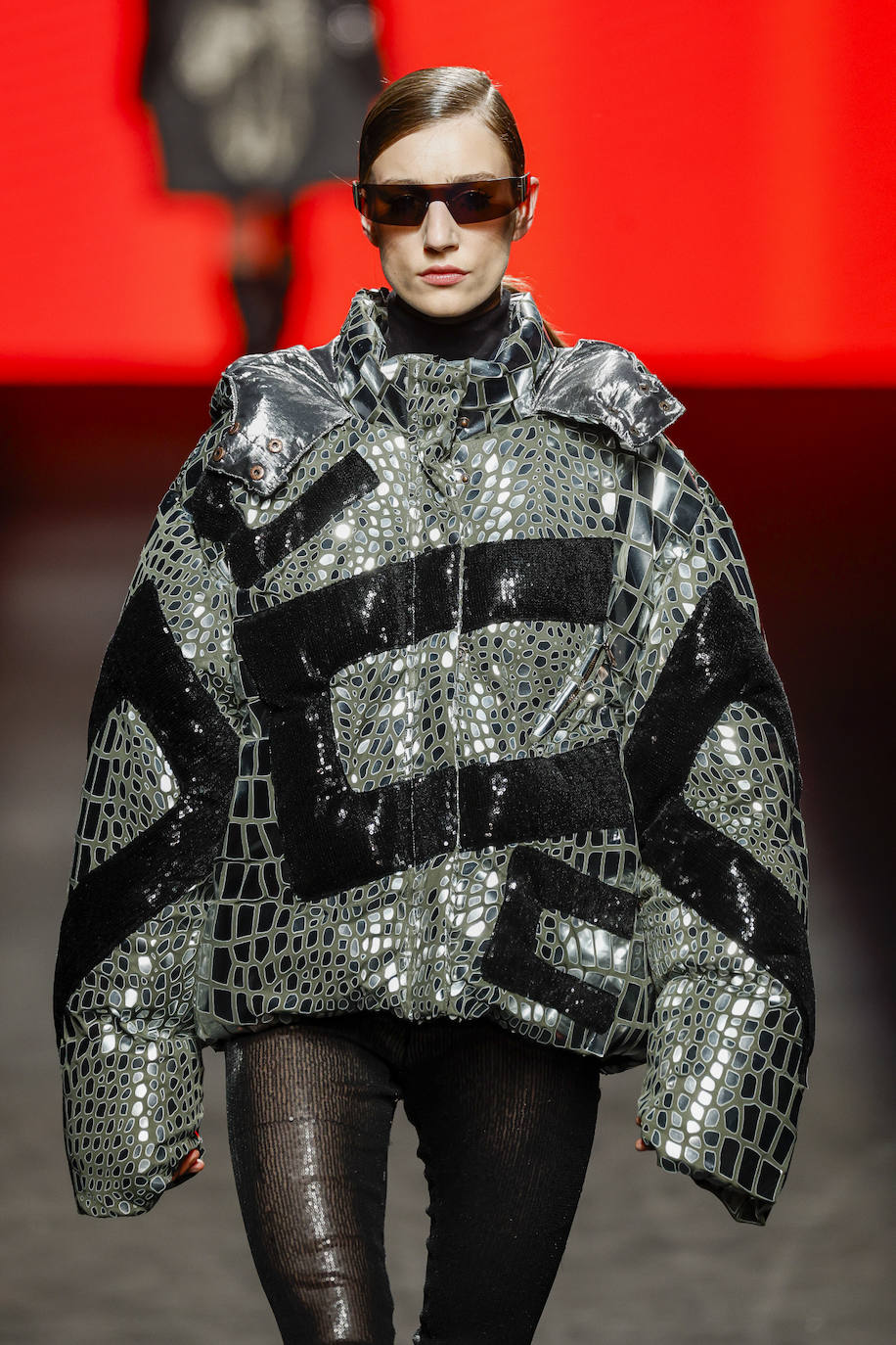 Abrigos oversize con mangas más largas de lo normal. 