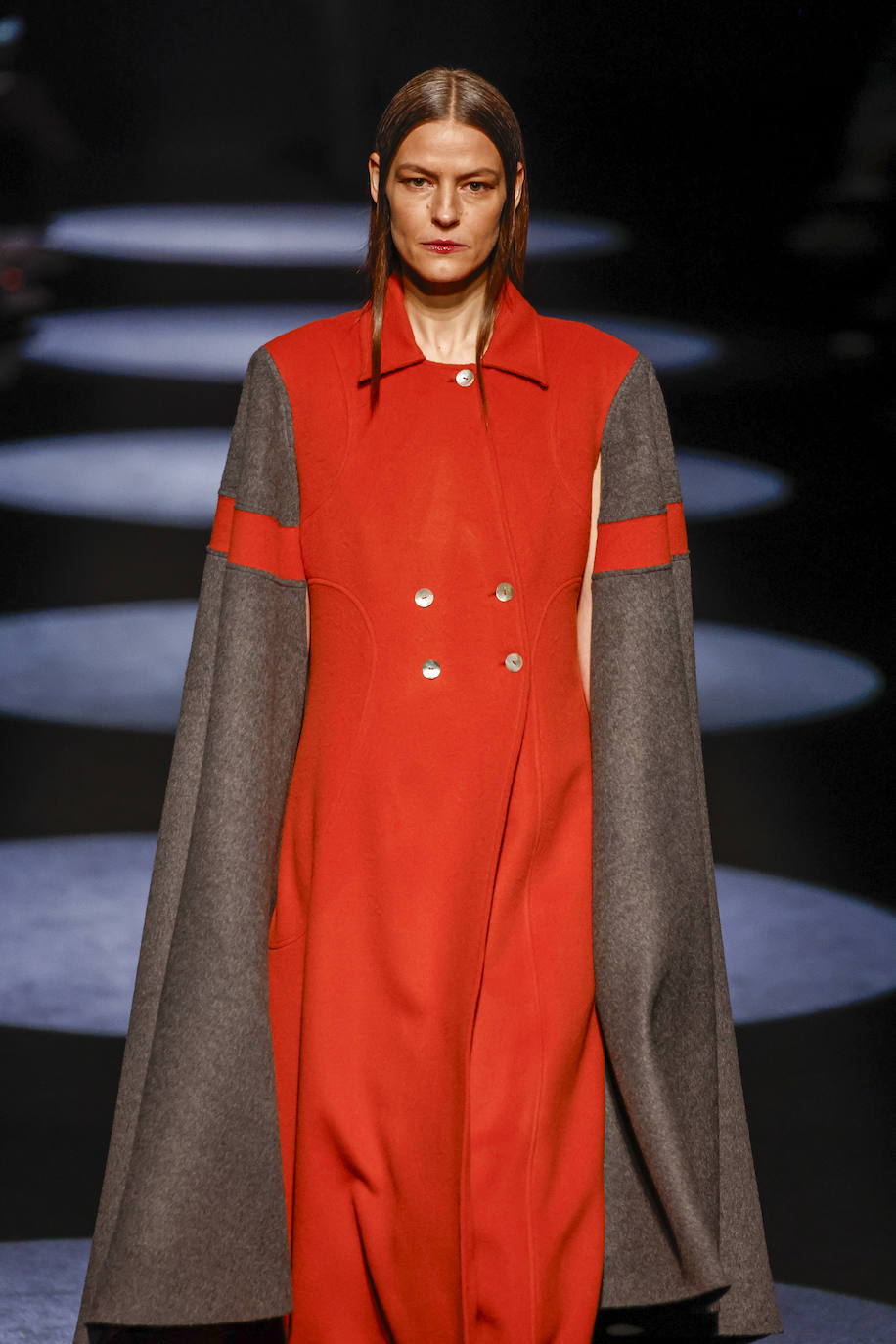 Una vez más el juego del engaño, pieza entre abrigo y vestido con mangas que crean un efecto capa. 