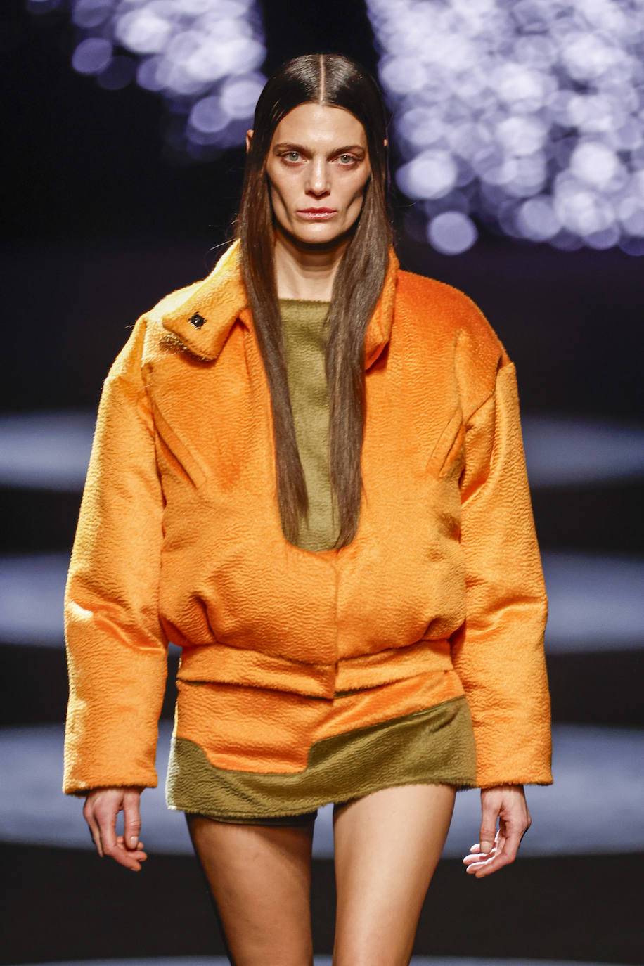 Conjunto con minifalda que juega con los volúmenes de las distintas prendas. 