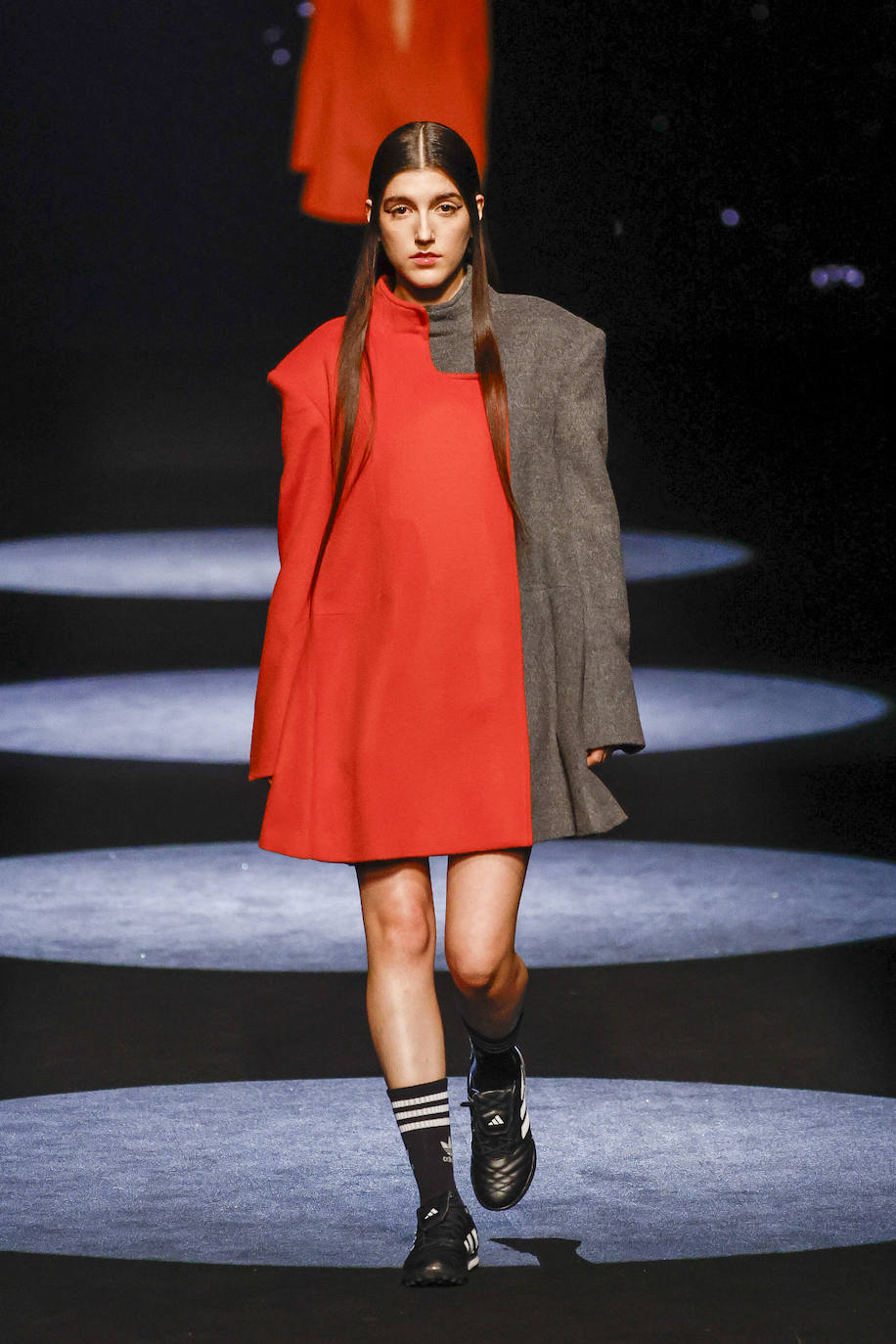 Vestidos fluidos también tienen cabida en esta colección que Sergio de Lázaro propone para la próxima temporada otoño/ invierno 2024-25. 