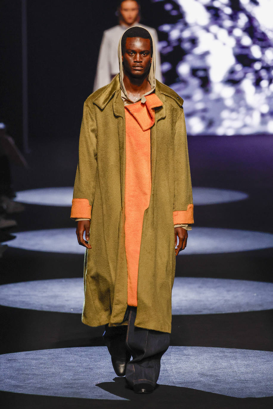 Figuras relajadas, tejidos fluidos y prendas con mucho movimiento. 