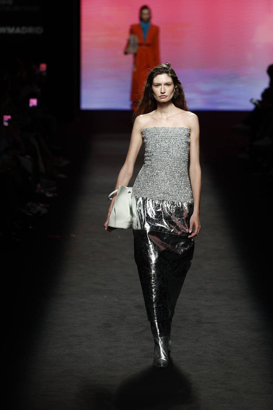 Otra de las propuestas de Isabel Núñez para la noche, un vestido de pailletes que combina diferentes tejidos. 