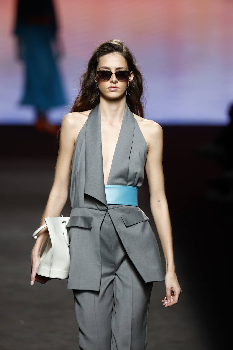 Isabel Núñez reinventa la silueta del traje clásico y ofrece un patronaje más actual como este traje con una blazer sin mangas. 