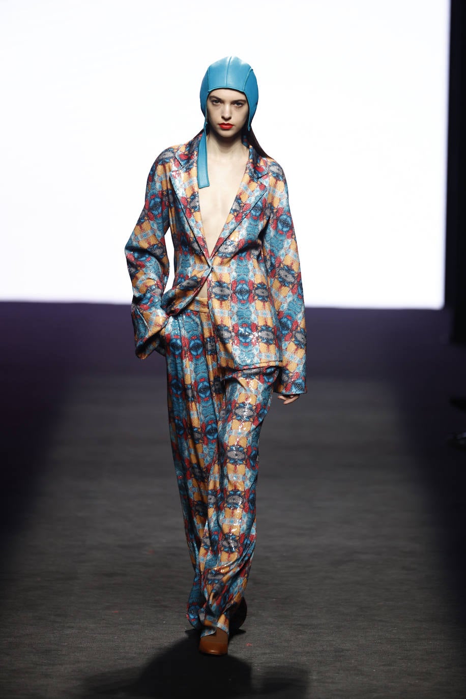 Respecto a los tejidos, Marcos Luengo ha presentado una colección con gran diversidad: crepe, raso, terciopelo de seda, seda y lana. 