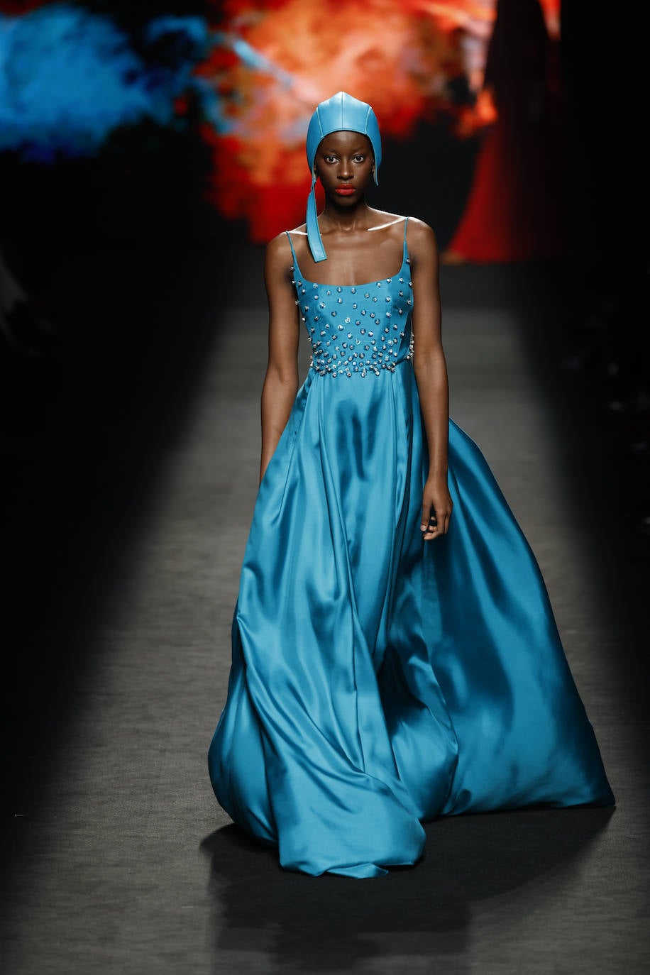 Vestido de noche con cuerpo de pedrería y falda de gran volumen de la colección Ex Machina de Marcos Luengo. 