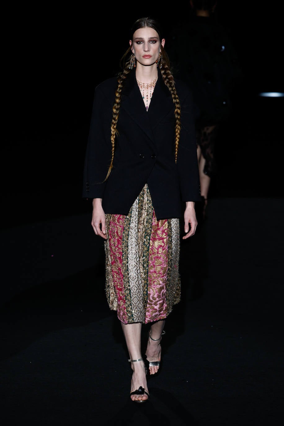 La inspiración de los 70 ha llevado a que todas las modelos lucieran largas trenzas en su cabello. 