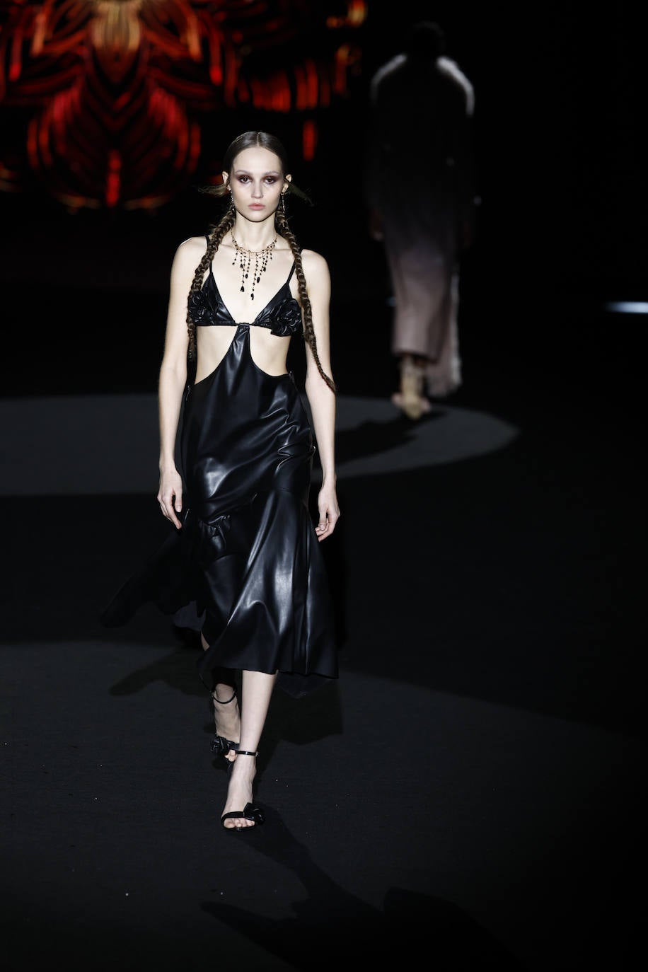 El cuero ha sido otro de los materiales que también ha estado presente en forma de cazadoras tipo 'biker' o vestidos como este diseño con 'cut outs'. 