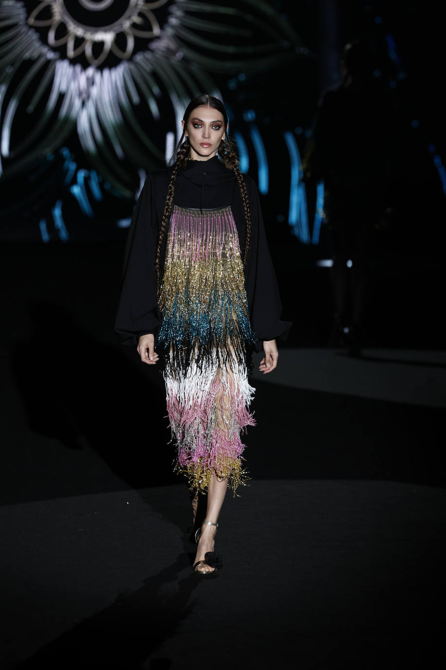 Odette Álvarez también propone para el próximo otoño vestidos de plumas multicolores en diferentes siluetas y largos.