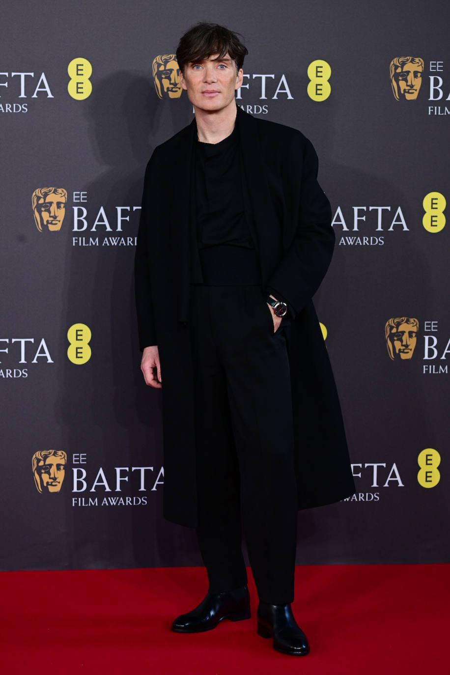 Cillian Murphy, ganador del Bafta en la categoría de actor principal por 'Openheimmer', lució un 'total look black': esmoquin hecho a medida, camisa, pantalón, fajín de seda y zapatos, todo de Zegna. 