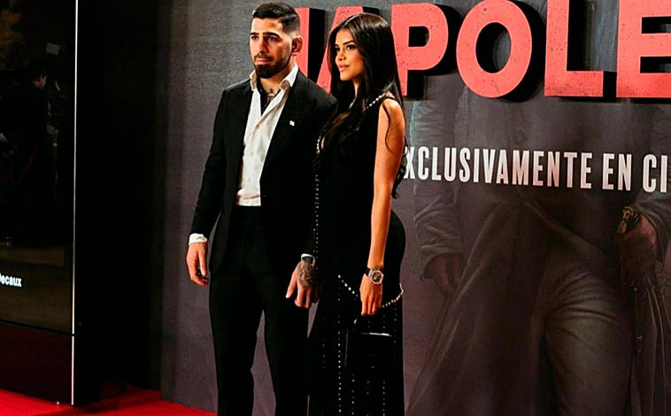 Imagen principal - Giorgina apuesta por prendas en tendencia y elegantes.