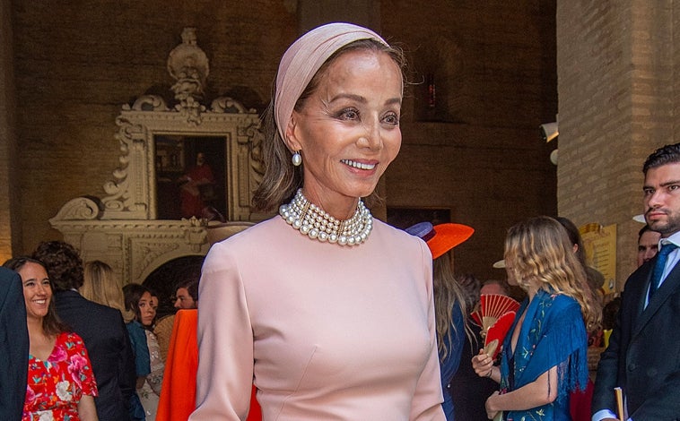 Imagen principal - Los trucos de estilo de Isabel Preysler a sus 73 años para seguir siendo tan elegante