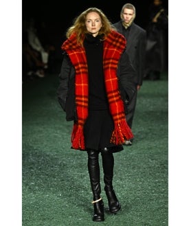 Imagen secundaria 2 - Agyness Deyn, Naomi Campbell y Lily Cole en el desfile de Burberry de otoño-invierno 2024/25